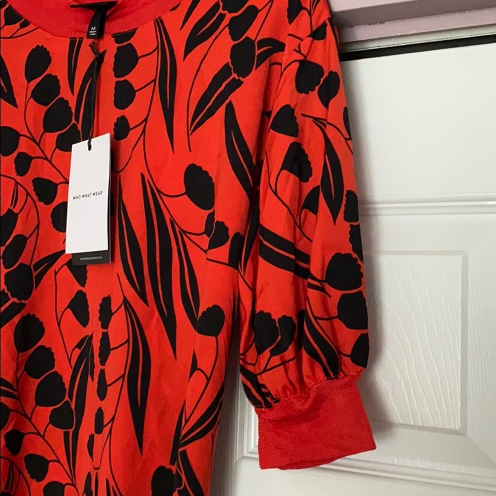 Who What Wear Red With Black Floral Short Sleeve - Picture 4 of 4